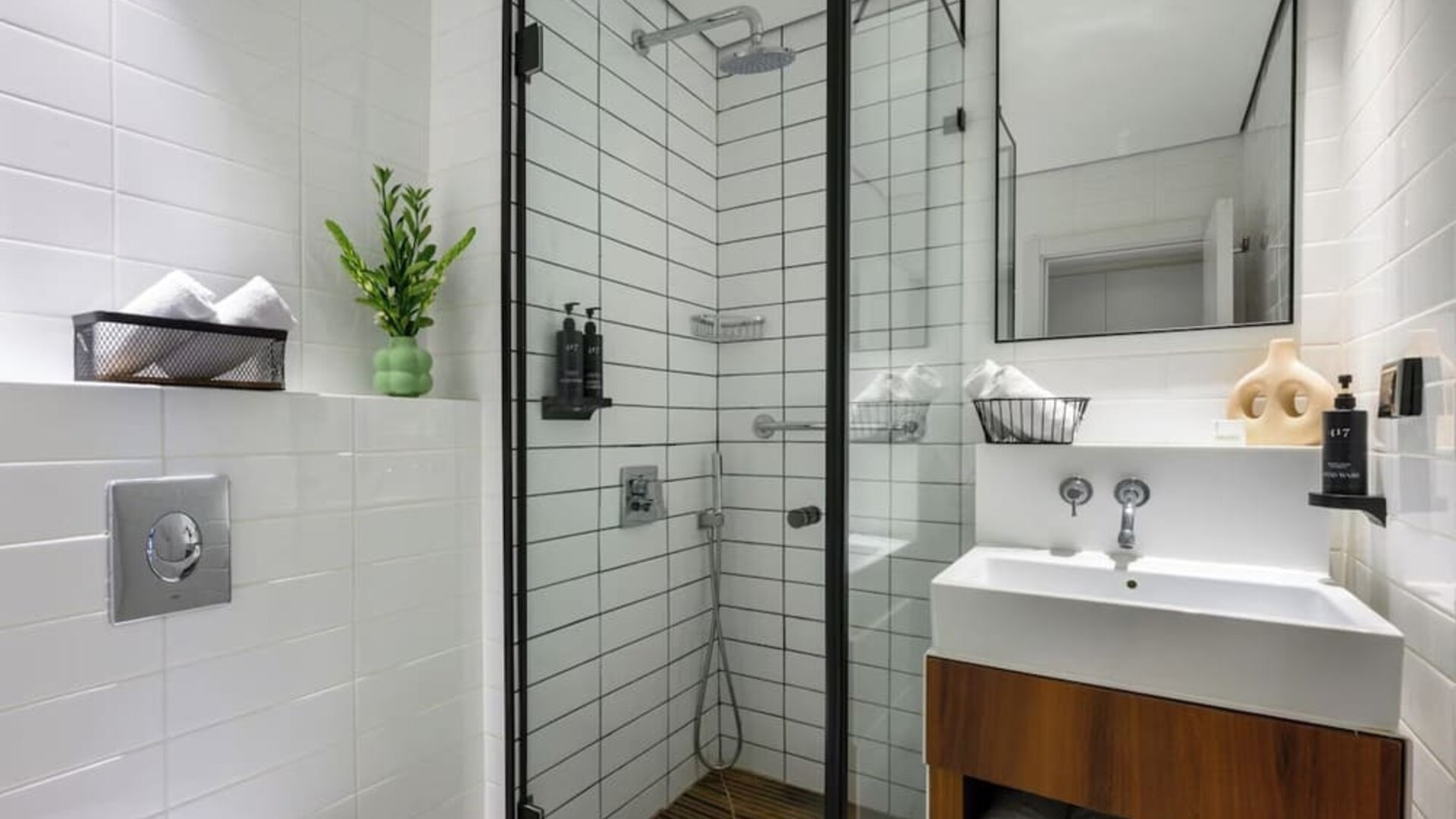 Day room with private bathroom and shower at Prima Vera Hotel.