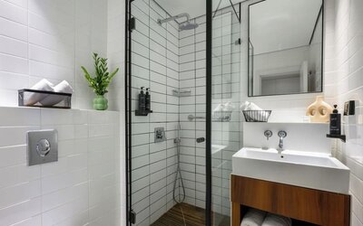 Day room with private bathroom and shower at Prima Vera Hotel.