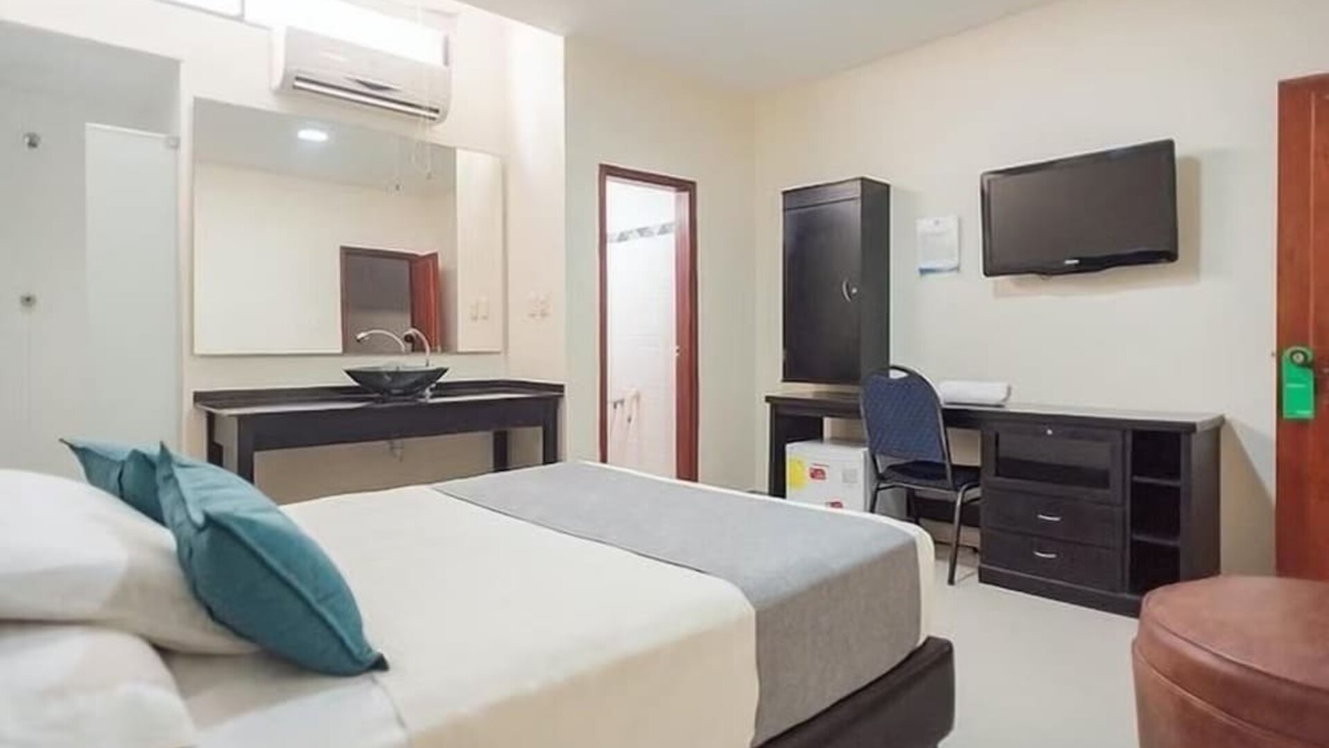 Day use room with natural light at Hotel Rivera Del Mar.