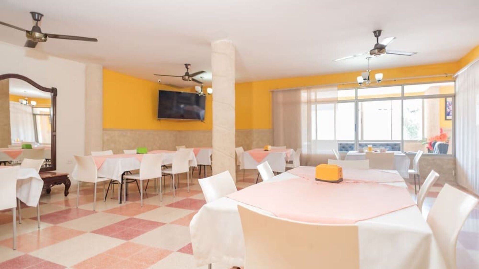 Dining room at Hotel Rivera Del Mar.