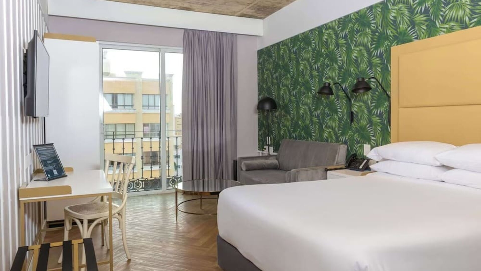 King room with natural light at Faranda Collection Barranquilla.