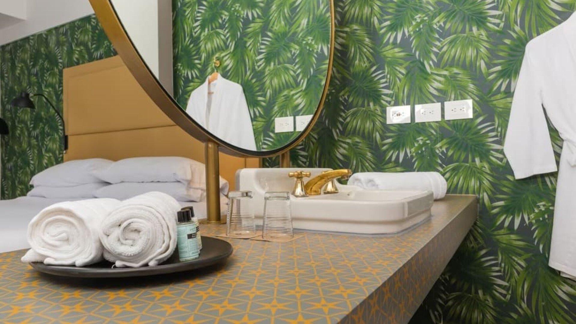 Guest bathroom with shower at Faranda Collection Barranquilla.