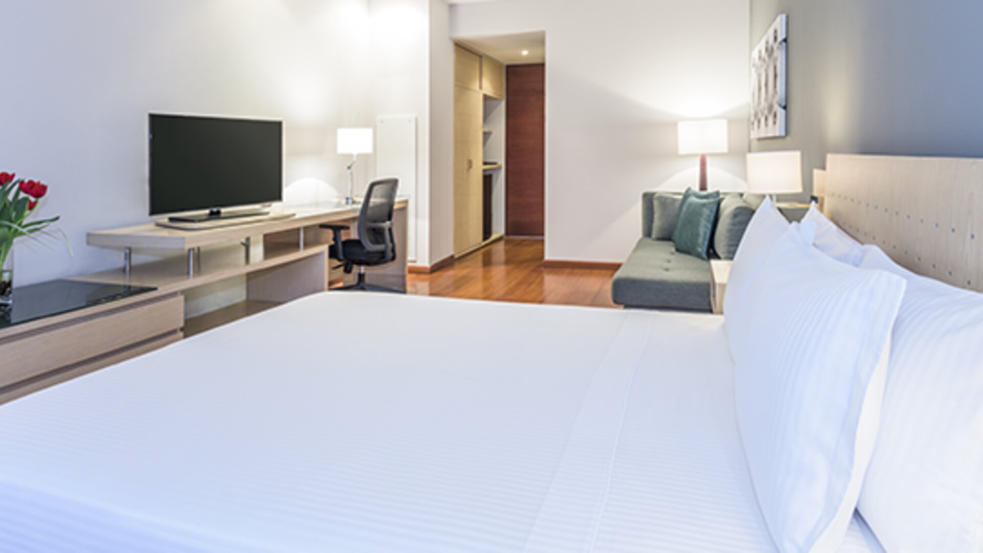 Cosmos 100 & Centro De Convenciones