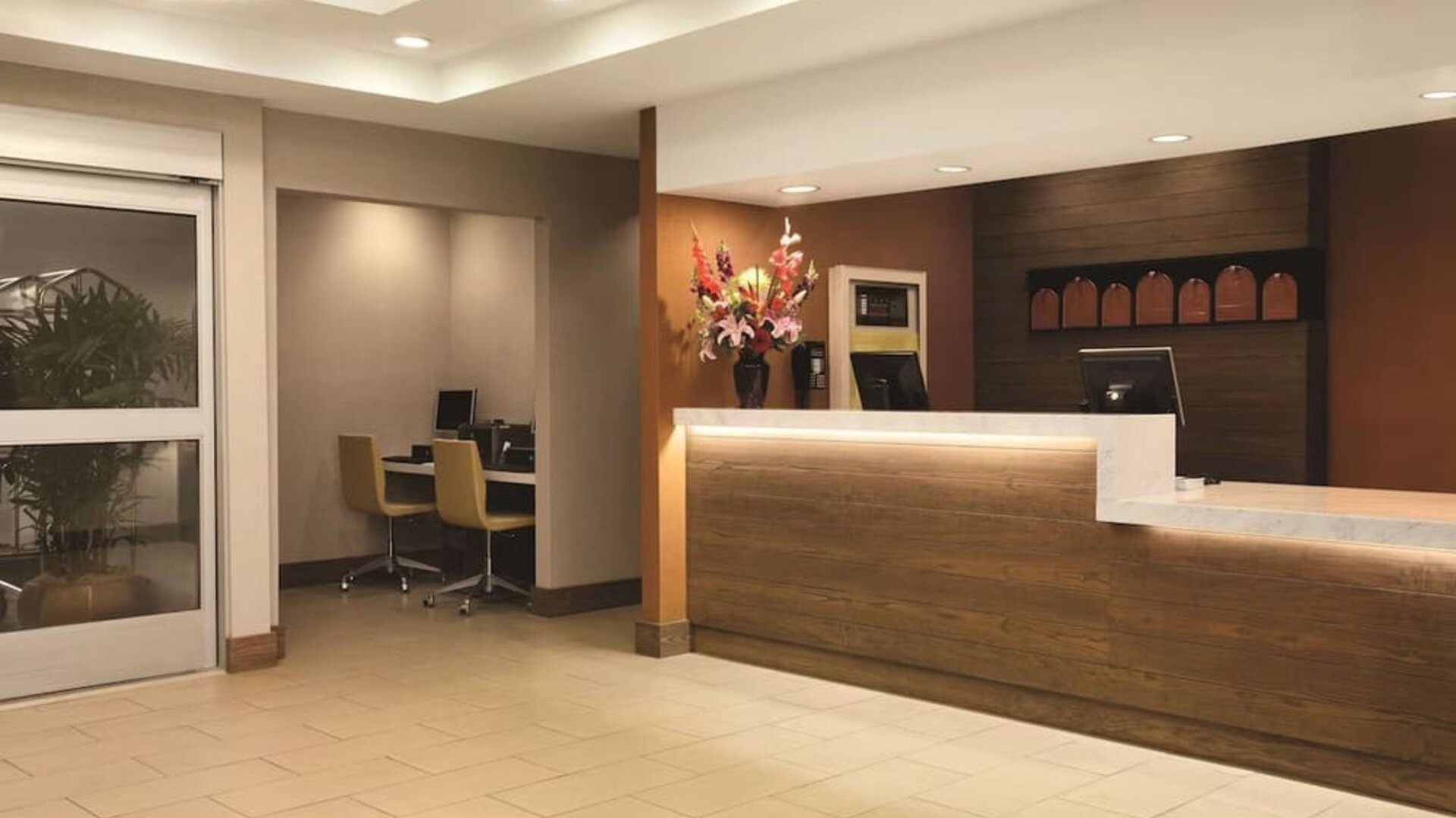 Lobby and work station at Hyatt House Pleasanton.
