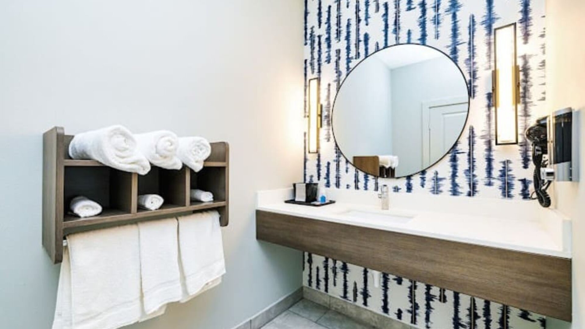 Guest bathroom with shower at Palace Inn Blue Copperfield.