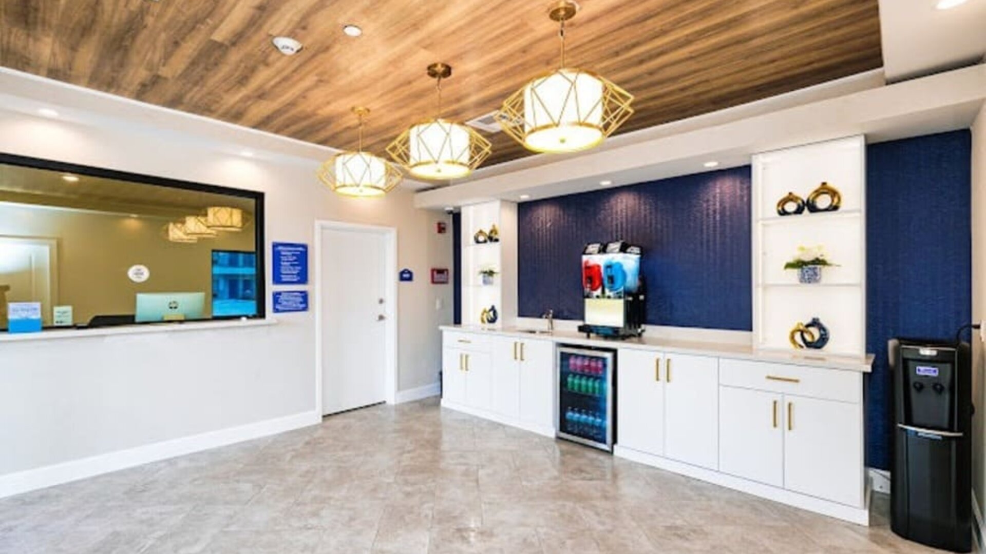 Lobby entrance and snacks at Palace Inn Blue Copperfield.