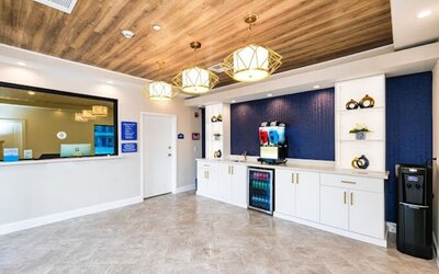 Lobby entrance and snacks at Palace Inn Blue Copperfield.