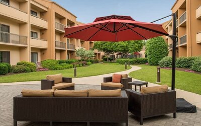Outdoor seating area at Courtyard Dulles Airport Chantilly.