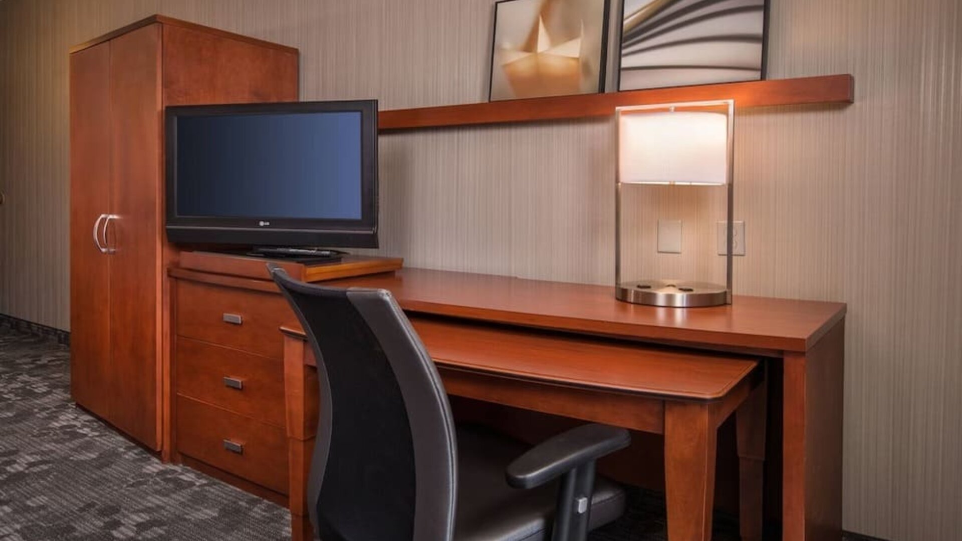 Business desk and TV at Courtyard Dulles Airport Chantilly.