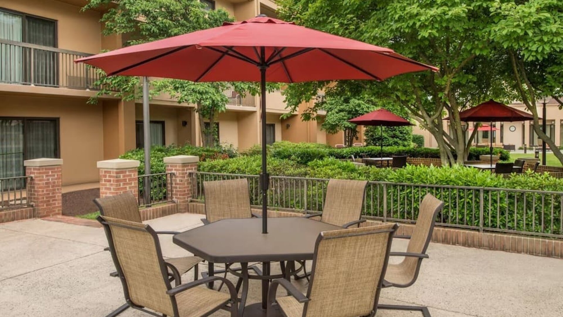 Outdoor terrace and seating at Courtyard Dulles Airport Chantilly.