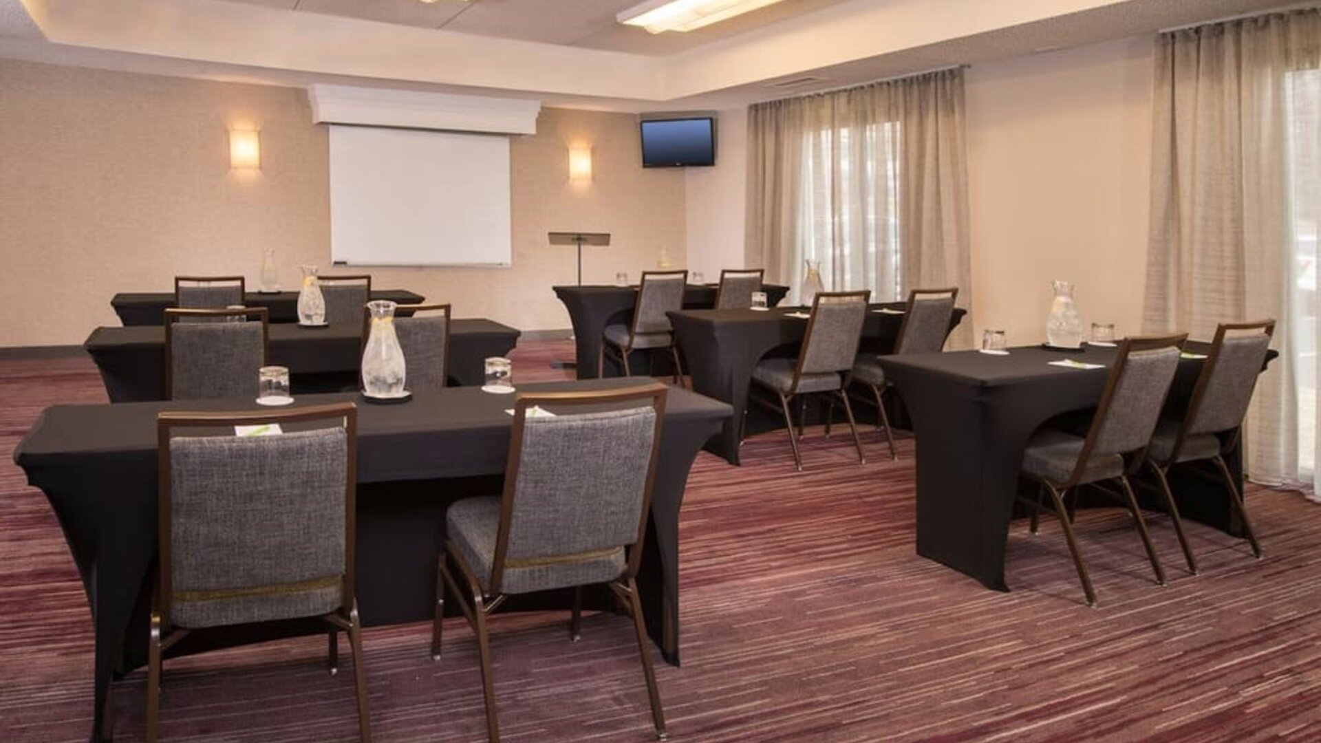 Conference room at Courtyard Dulles Airport Chantilly.