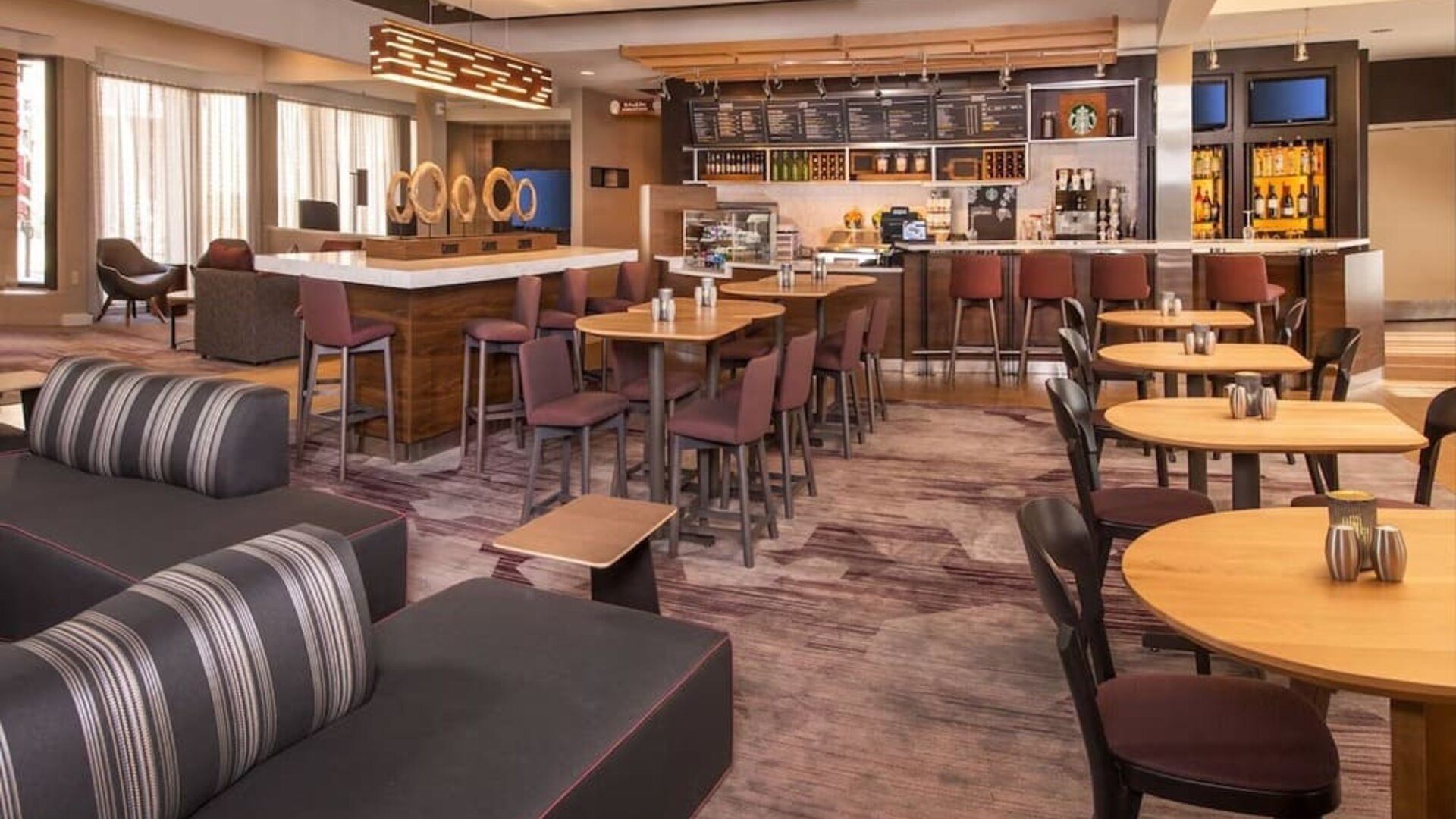 Lounge and dining area at Courtyard Dulles Airport Chantilly.