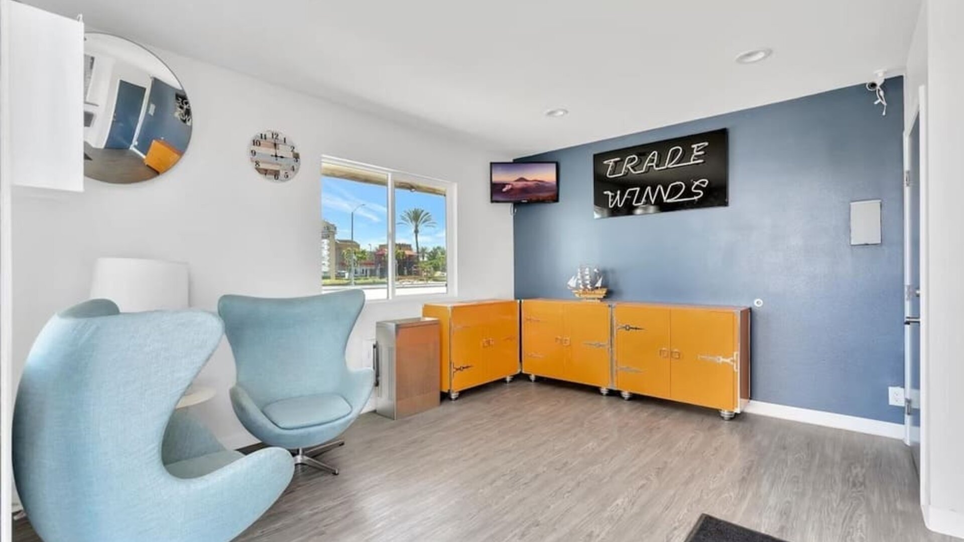 Coworking space and lounge at Tradewinds Motel.