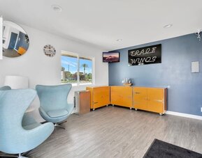 Coworking space and lounge at Tradewinds Motel.