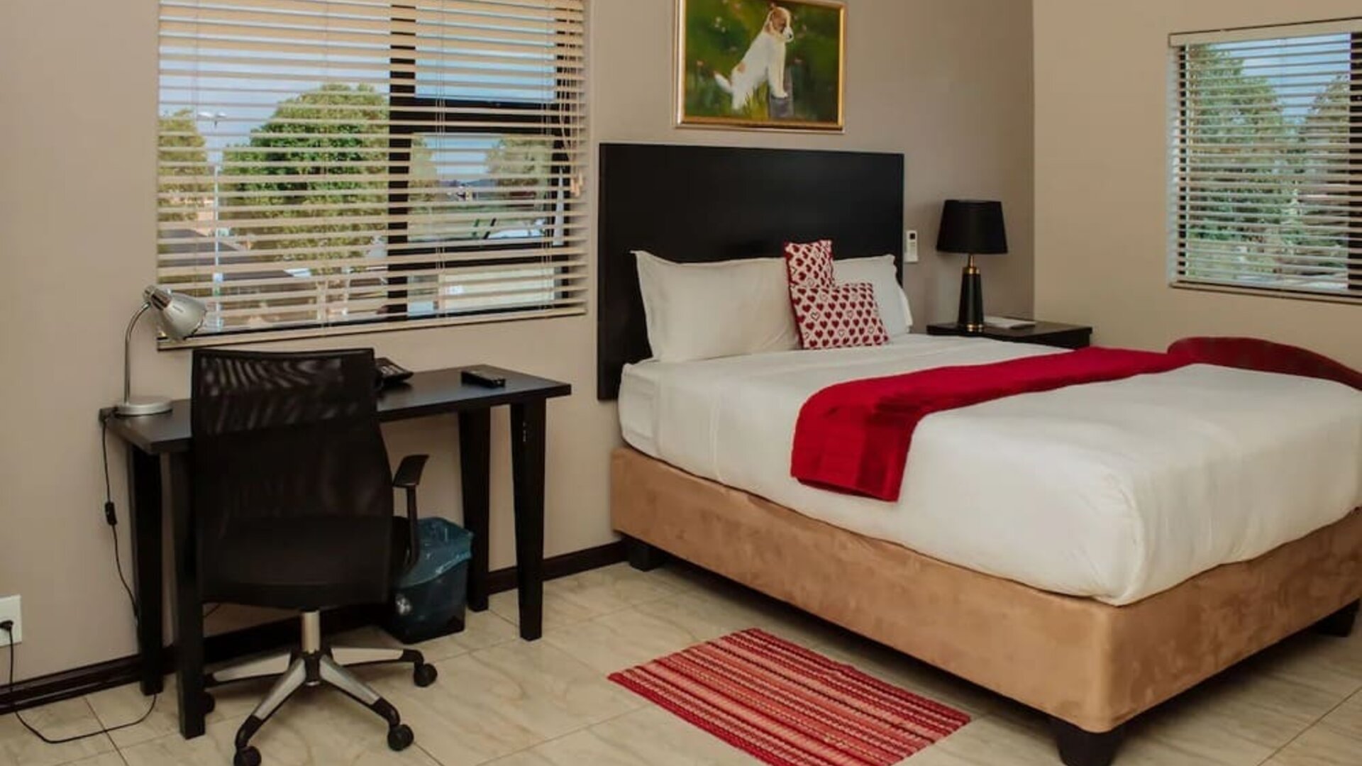 Day use room with desk and chair at Heavenly Boutique Guesthouse.