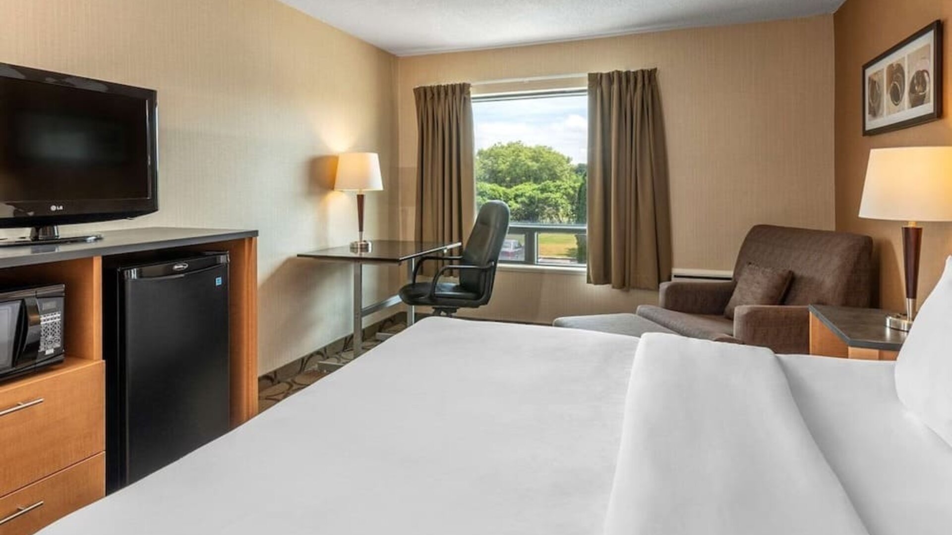 Day use room with natural light at Comfort Inn Sherbrooke.