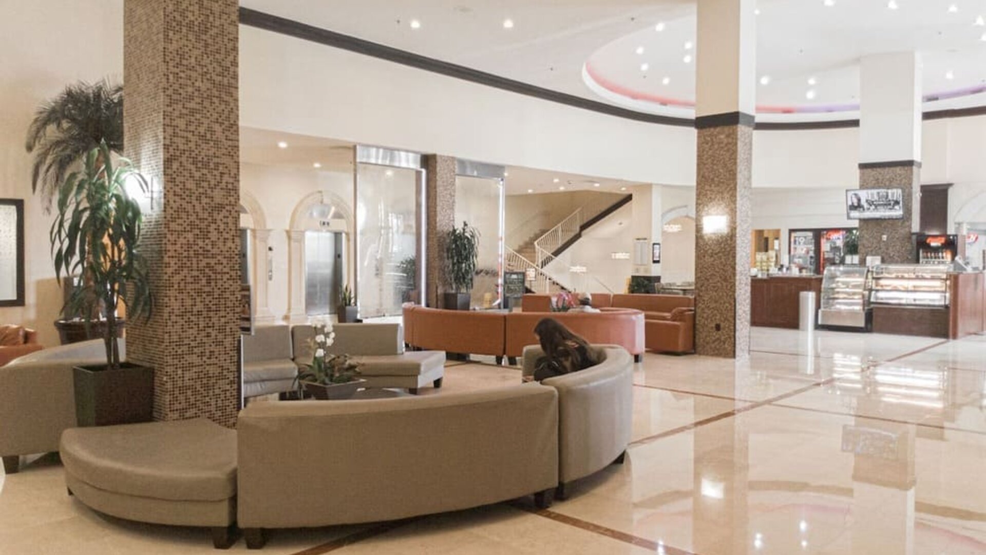 Lobby seating at Ramada Plaza Marco Polo Beach Resort.