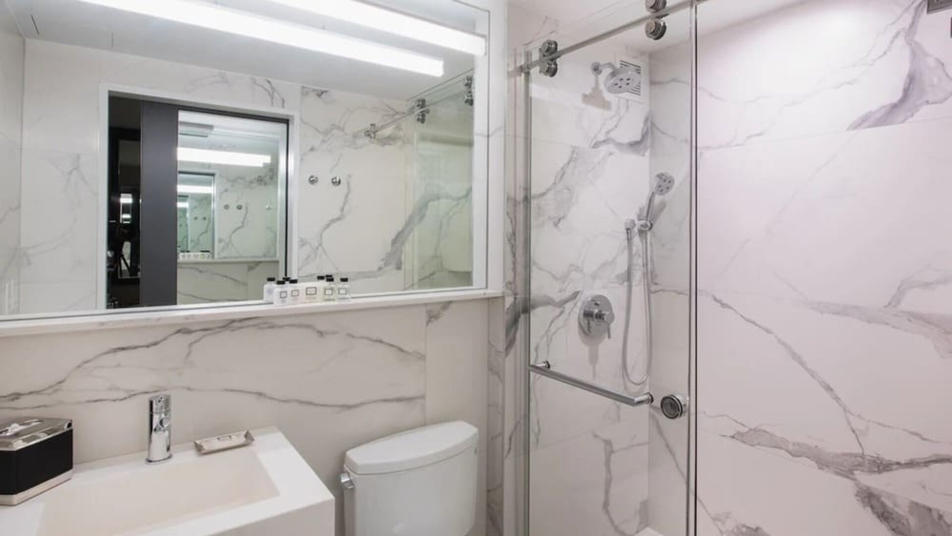 Guest bathroom with shower at Aliz Hotel Times Square.