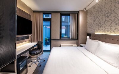 Cozy king room with balcony at Aliz Hotel Times Square.