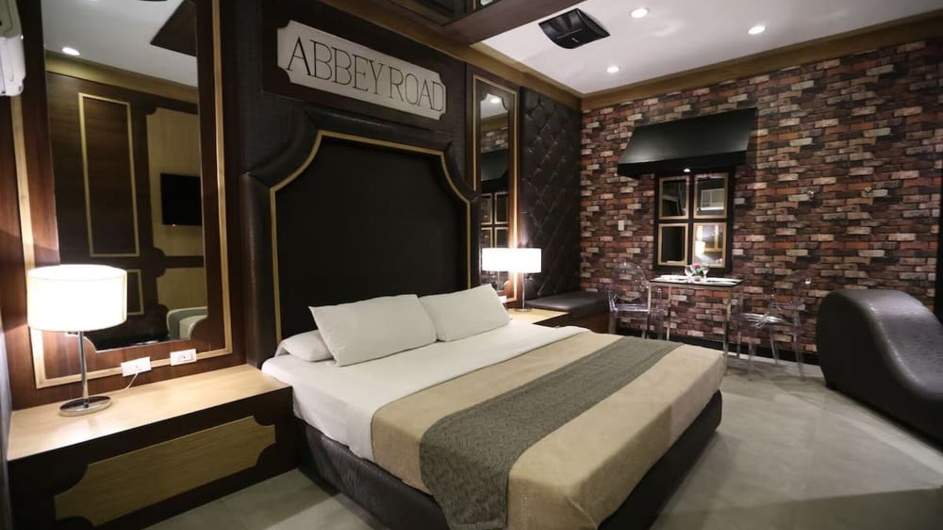 Romantic king room at Victoria Court North EDSA - Caloocan.