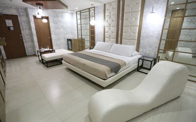 Romantic king suite at Victoria Court North EDSA - Caloocan.