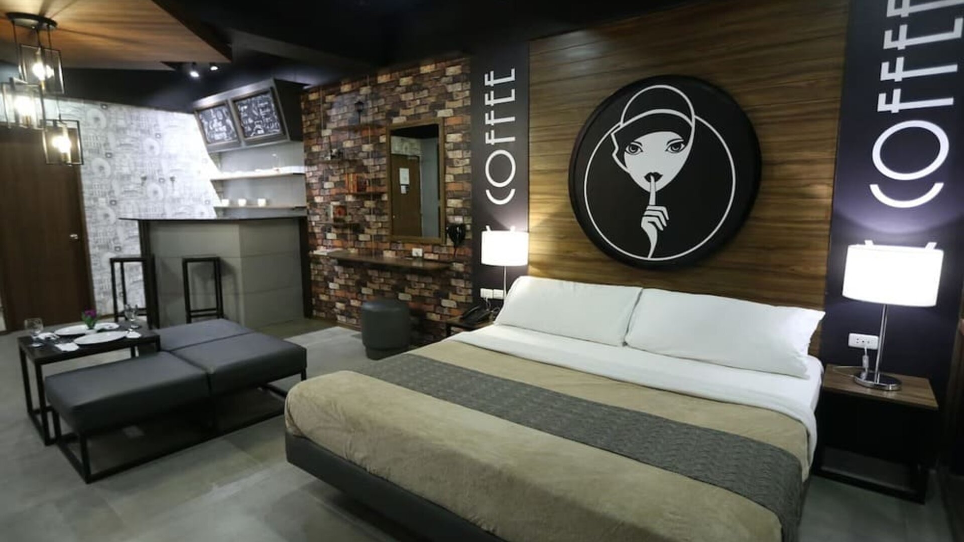 Cozy king room at Victoria Court North EDSA - Caloocan.