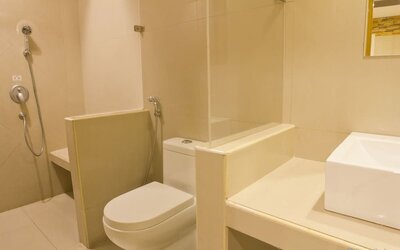 Guest bathroom with shower at Victoria Court Las Piñas.
