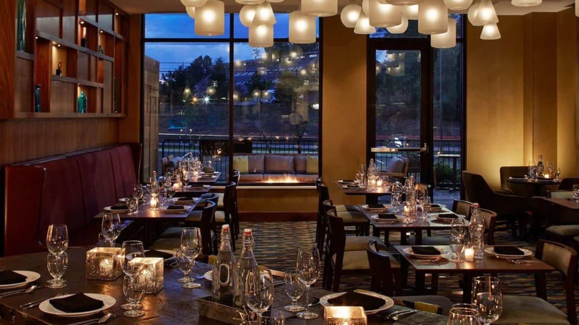 Elegant hotel restaurant featuring contemporary décor, comfortable seating, and a welcoming ambiance for dining and social gatherings at Hilton Garden Inn Boston/Marlborough.
