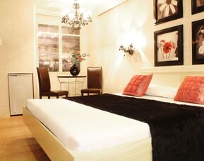 Cozy king room at Victoria Court Hillcrest.