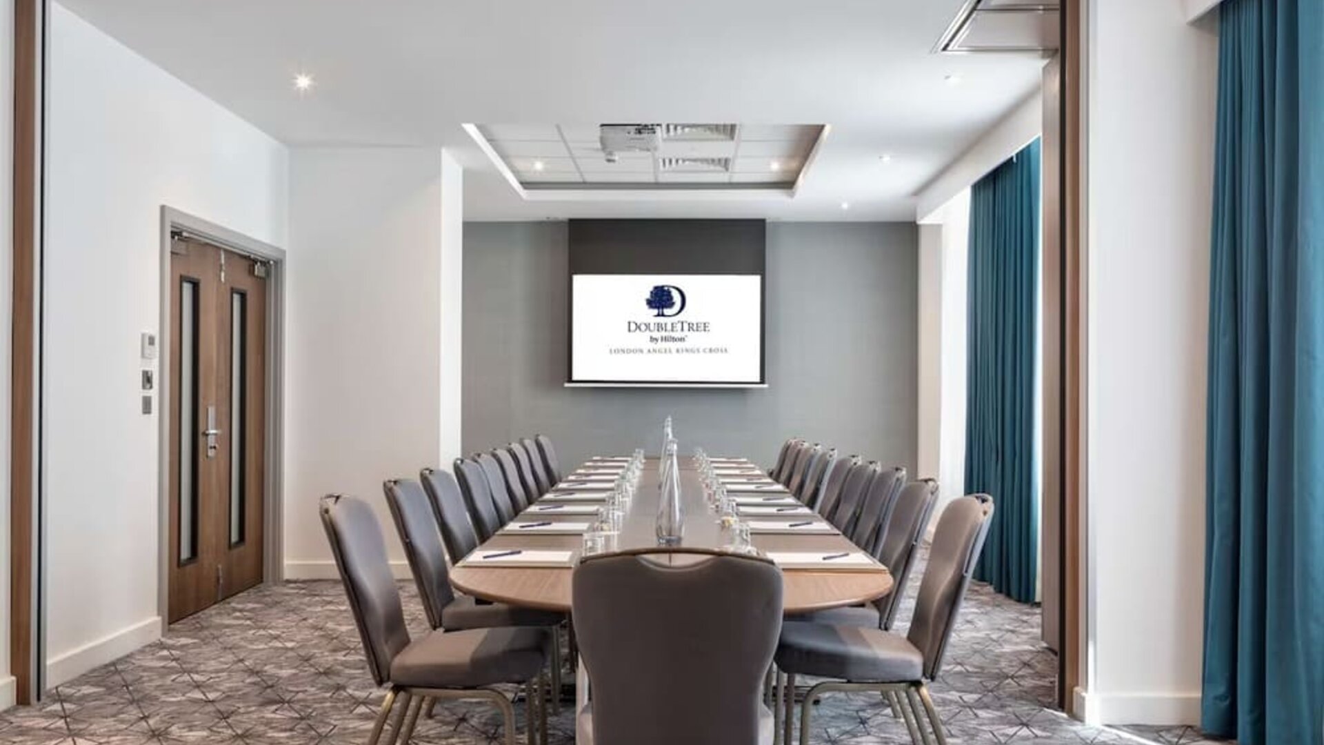 Professional meeting room at DoubleTree By Hilton London Angel Kings Cross.