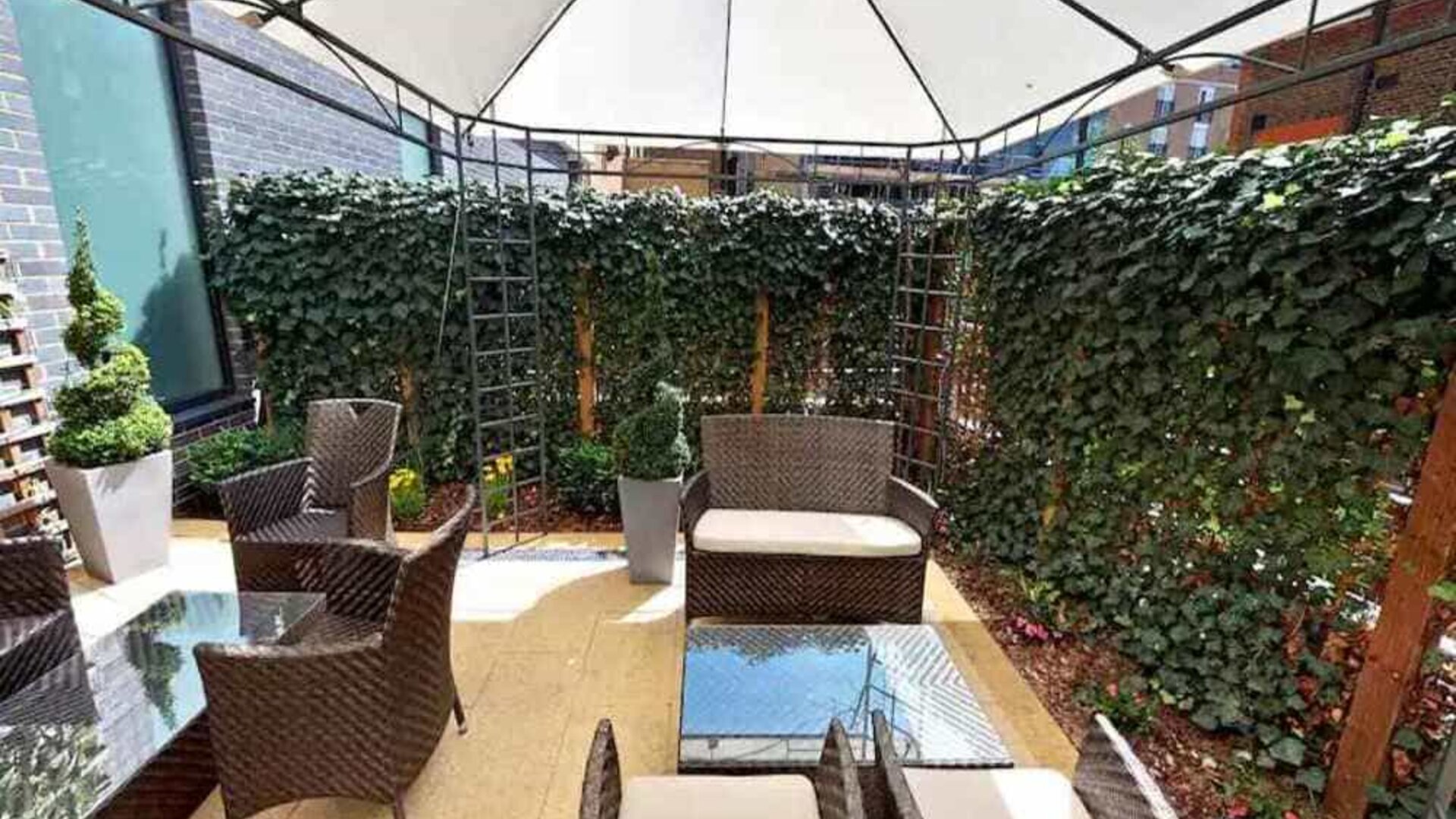 Outdoor patio perfect for coworking at DoubleTree By Hilton London Angel Kings Cross. 