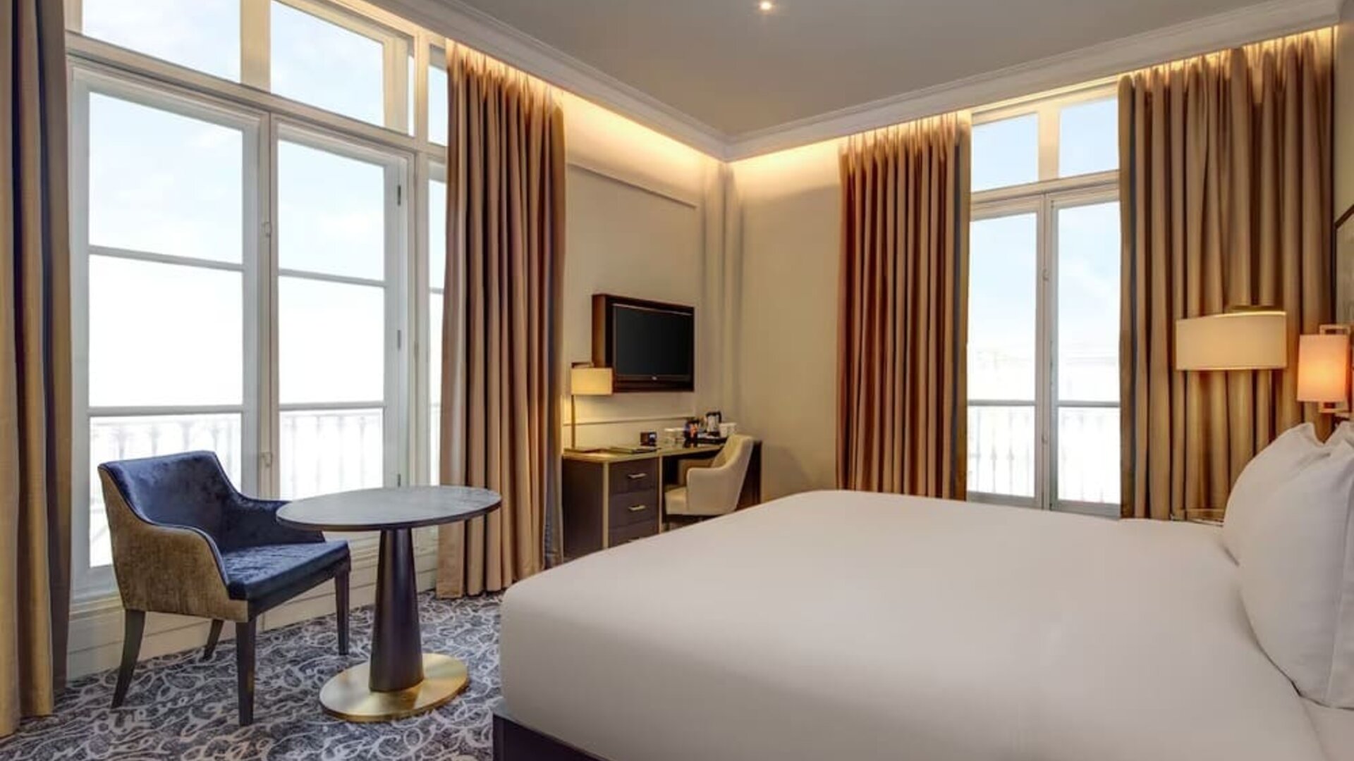 Day use room with natural light at Hilton London Euston.