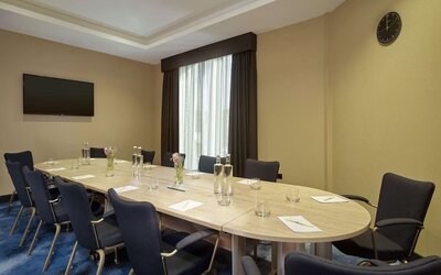 Professional meeting room at DoubleTree By Hilton Hull.
