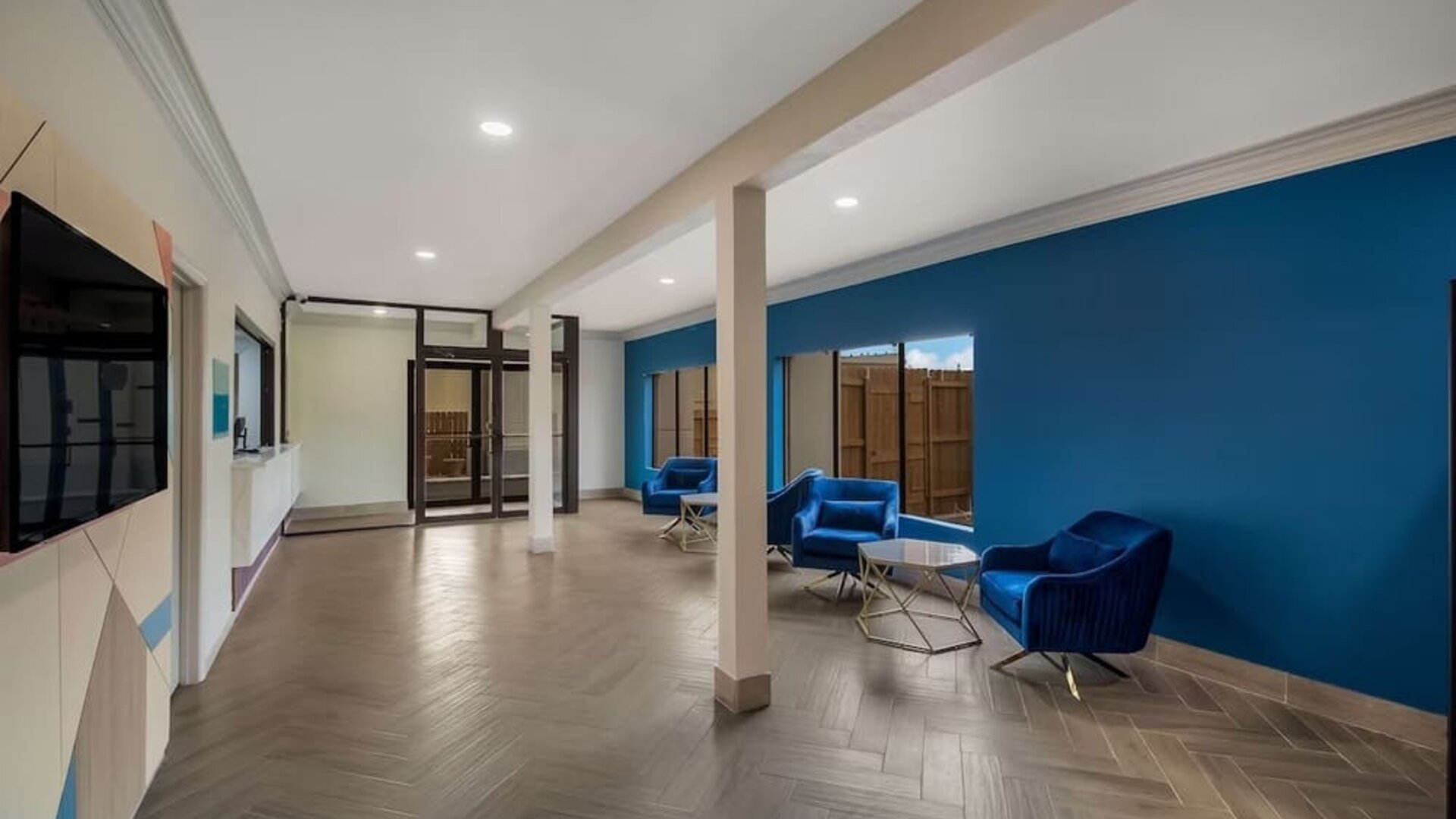 Lobby and hotel entrance at Signature Inn Houston Galleria.