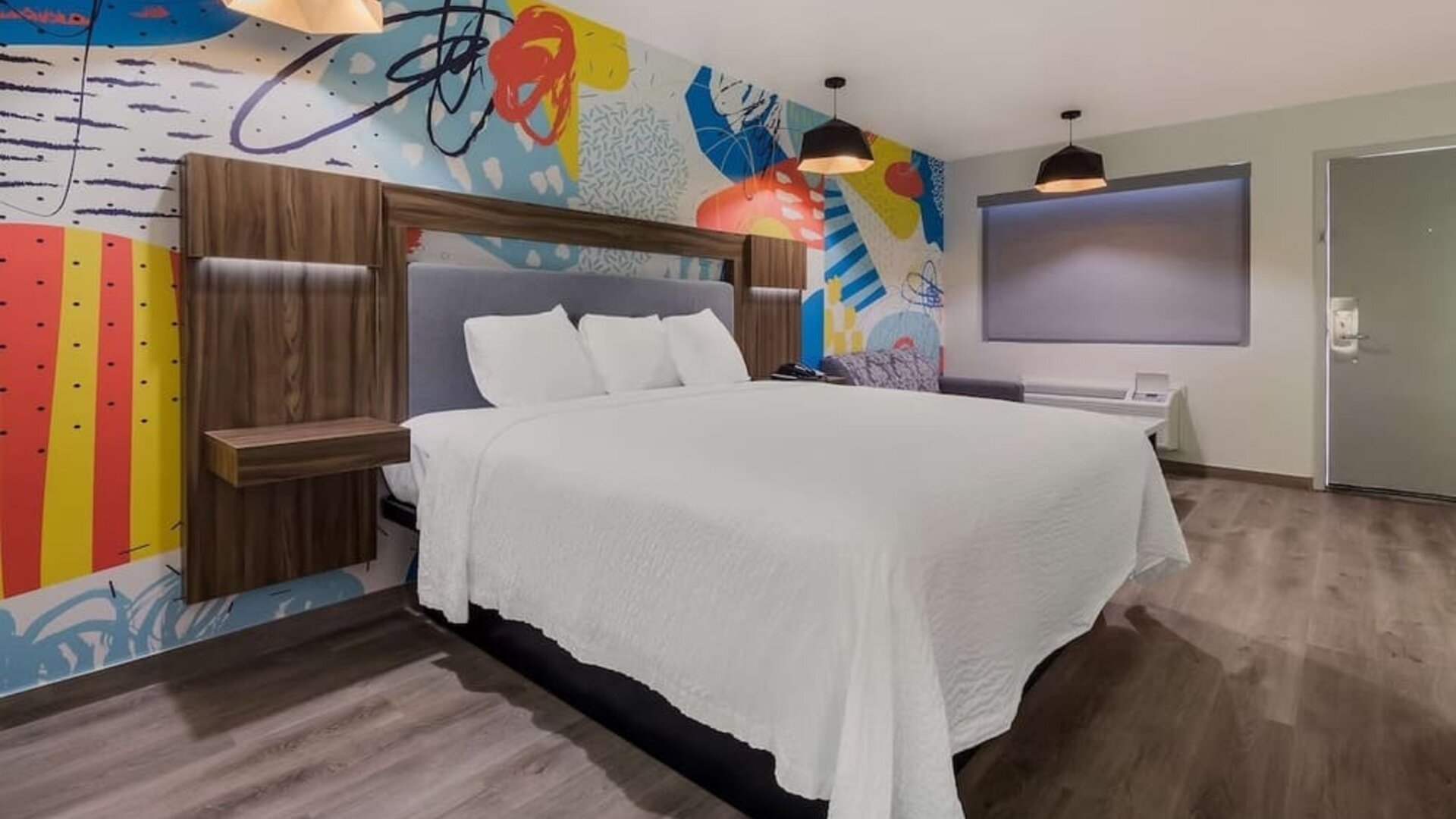 Cozy king room at Signature Inn Houston Galleria.