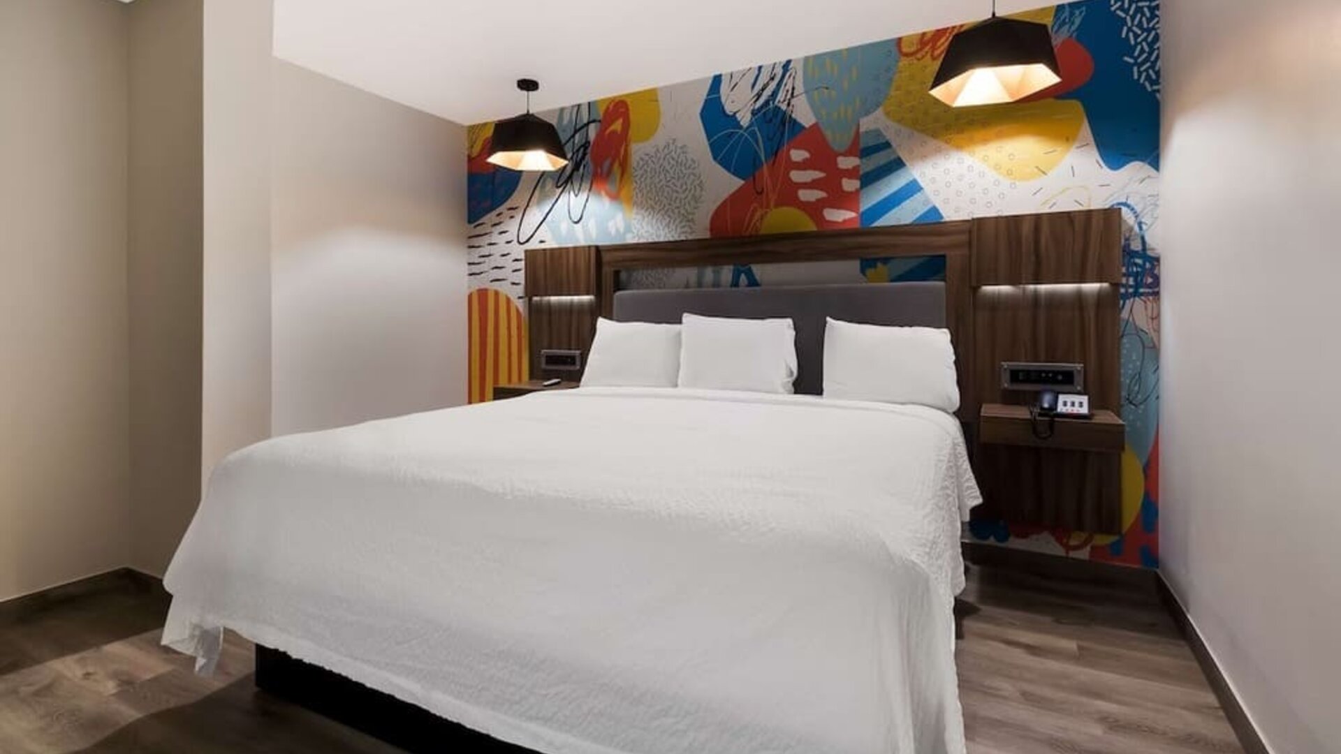 Romantic king room at Signature Inn Houston Galleria.