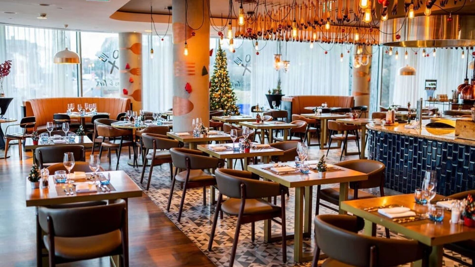 Dining area perfect for coworking at Hilton Bournemouth.  