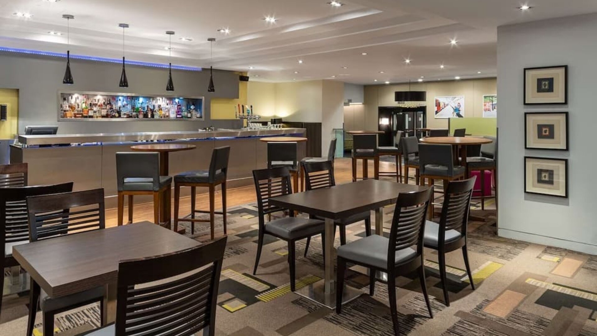 Dining area perfect for coworking at Hilton London Kensington.
