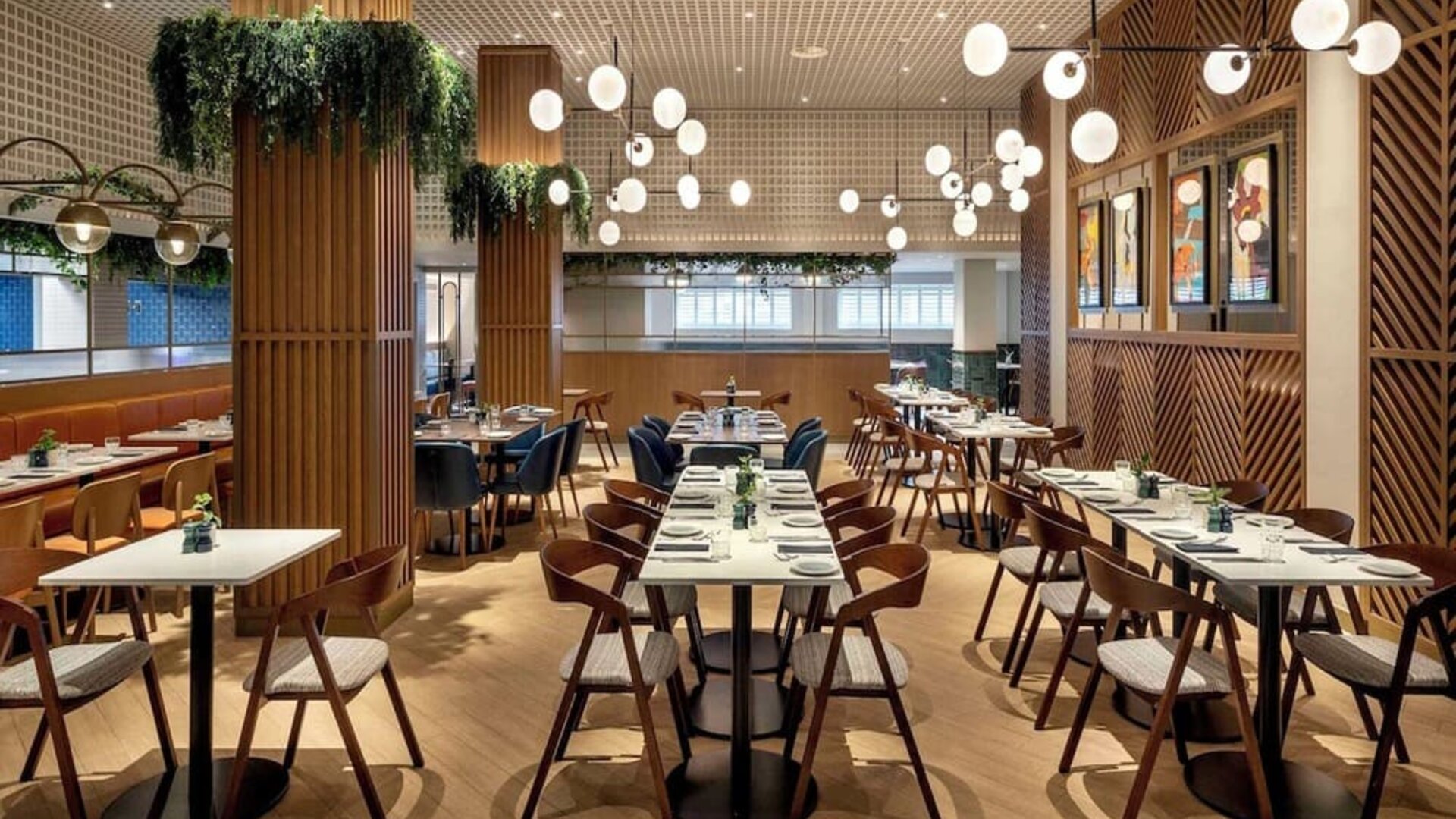 Dining area perfect for coworking at Hilton London Metropole. 