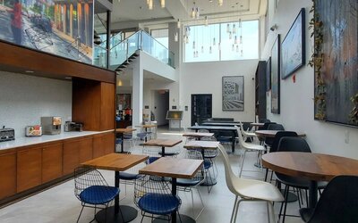 Dining area at Fairfield Inn & Suites New York Brooklyn.