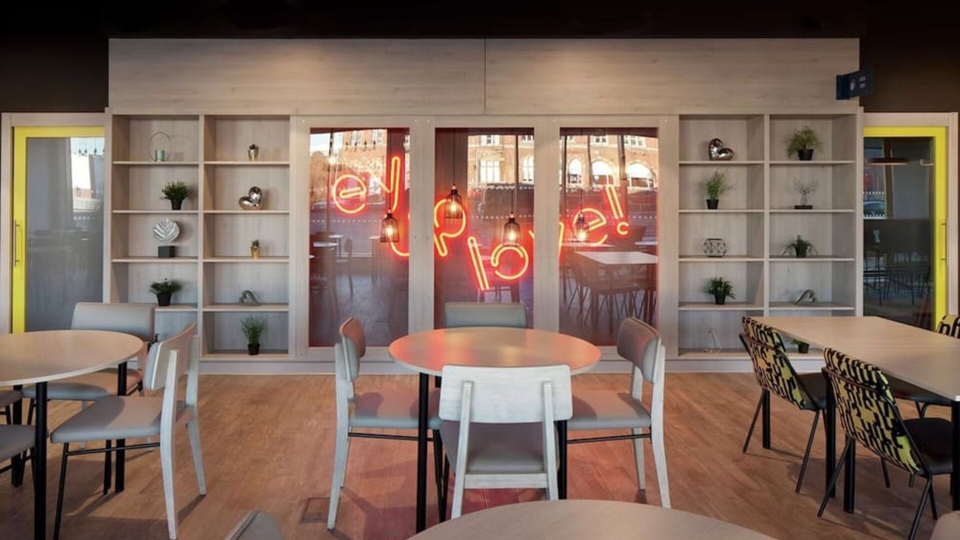 Dining area perfect for coworking at Hampton By Hilton Leeds City Centre.
