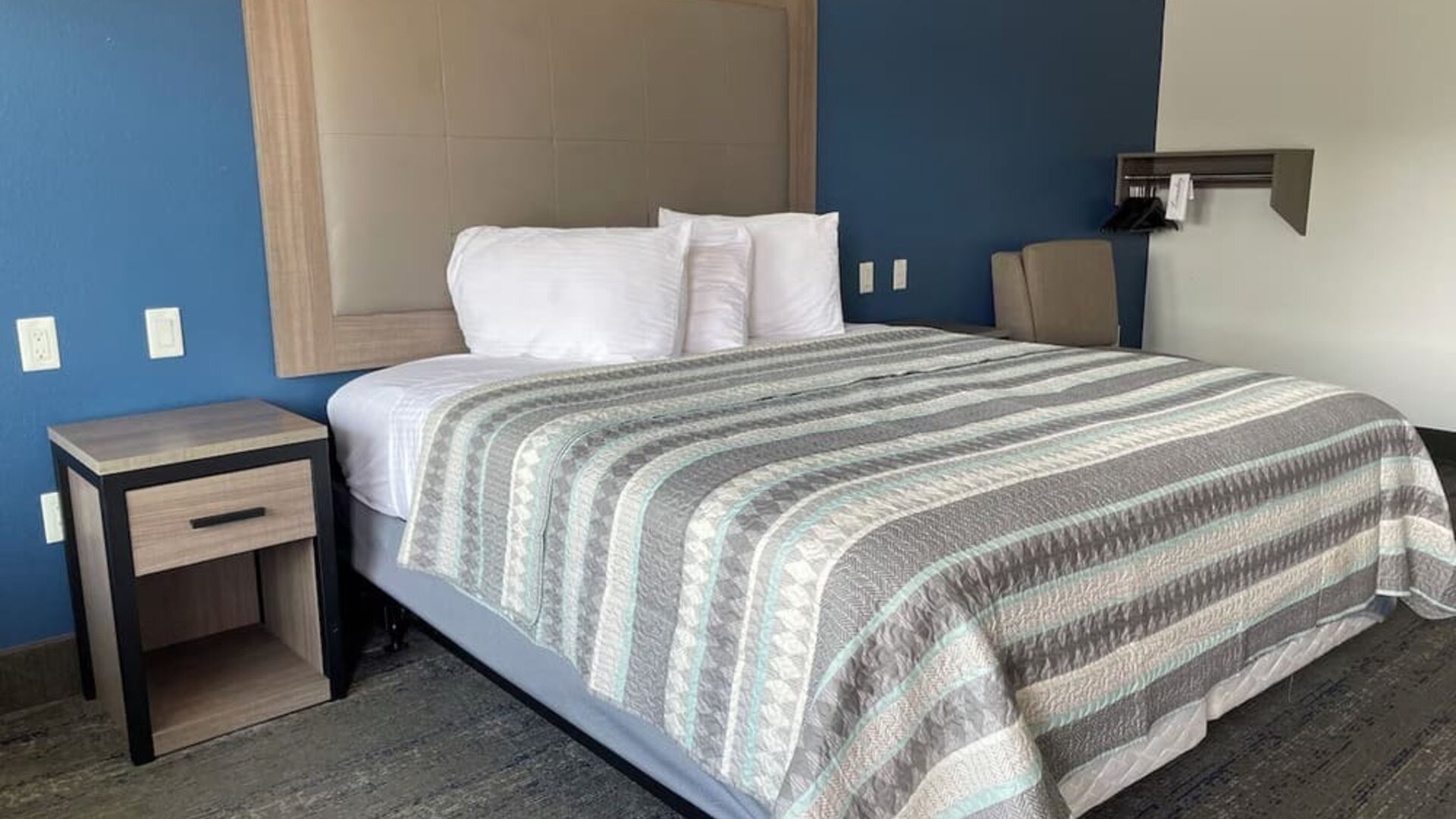 Romantic king room at Express Inn - Richey.