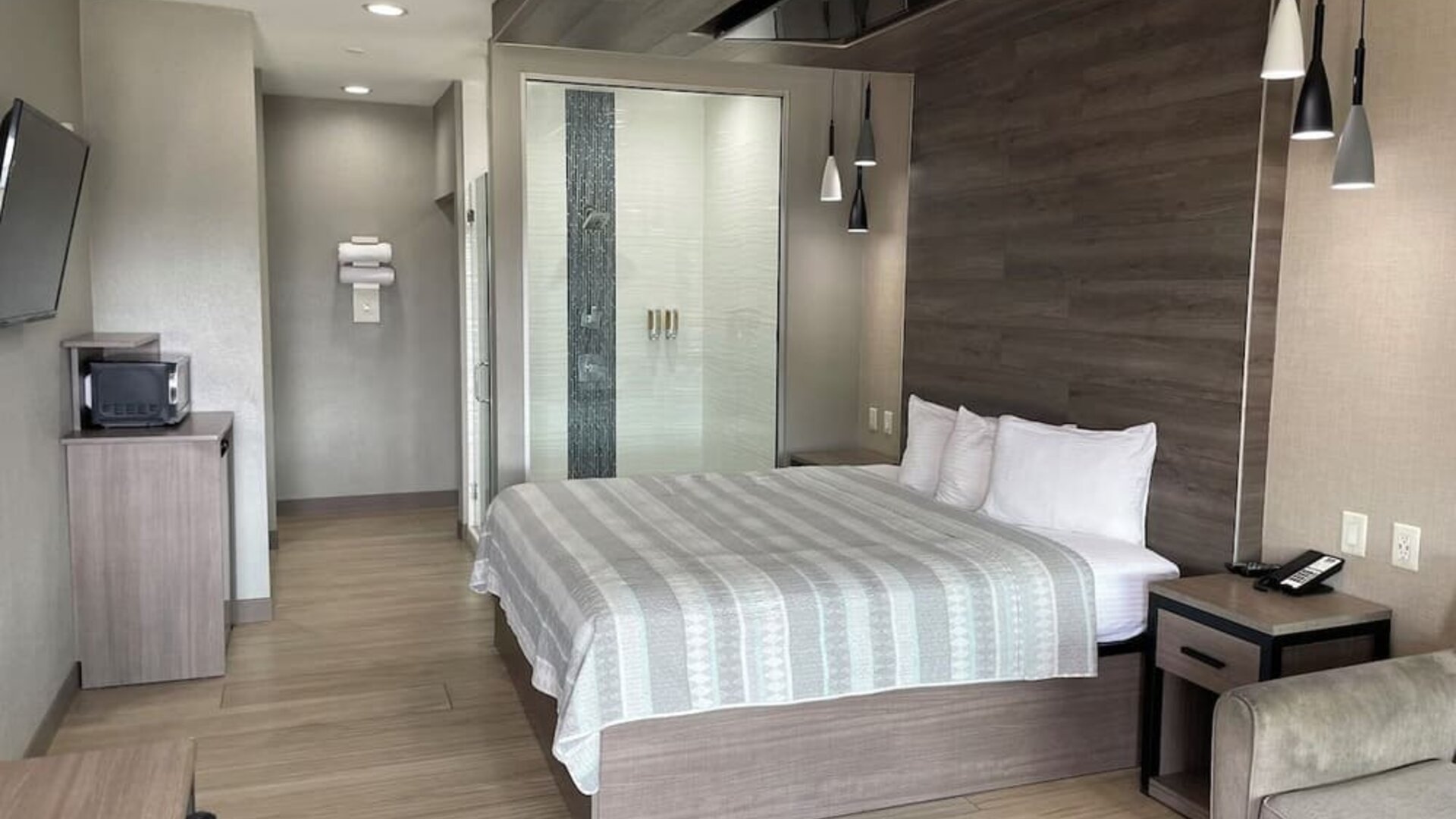 Spacious king room at Express Inn - Richey.