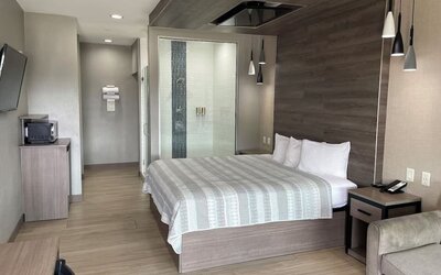 Spacious king room at Express Inn - Richey.