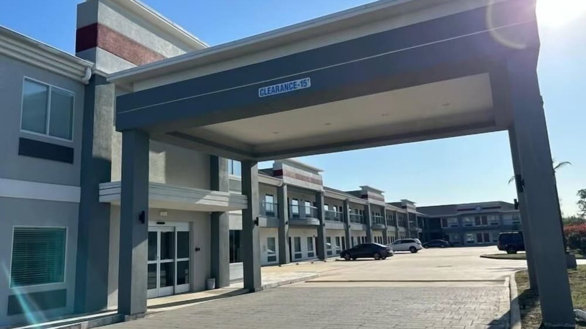 Hotel exterior and parking at Express Inn - Richey.