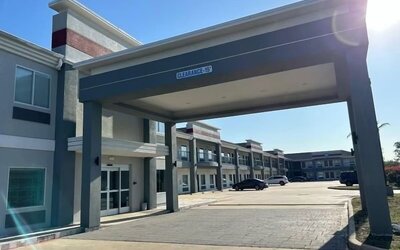 Hotel exterior and parking at Express Inn - Richey.