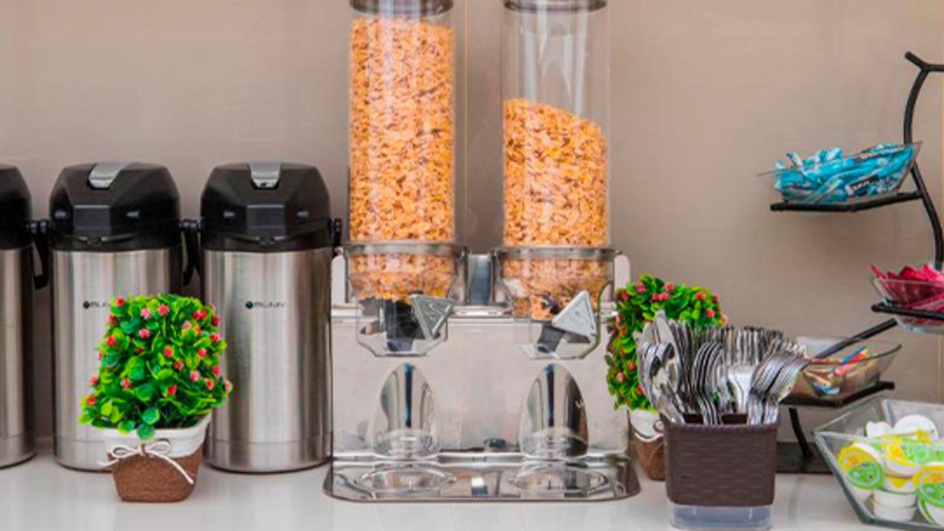 Hotel Avexi Suites By GEH Suites