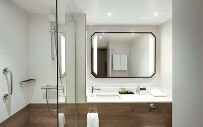Guest bathroom with shower at Hilton Cobham.