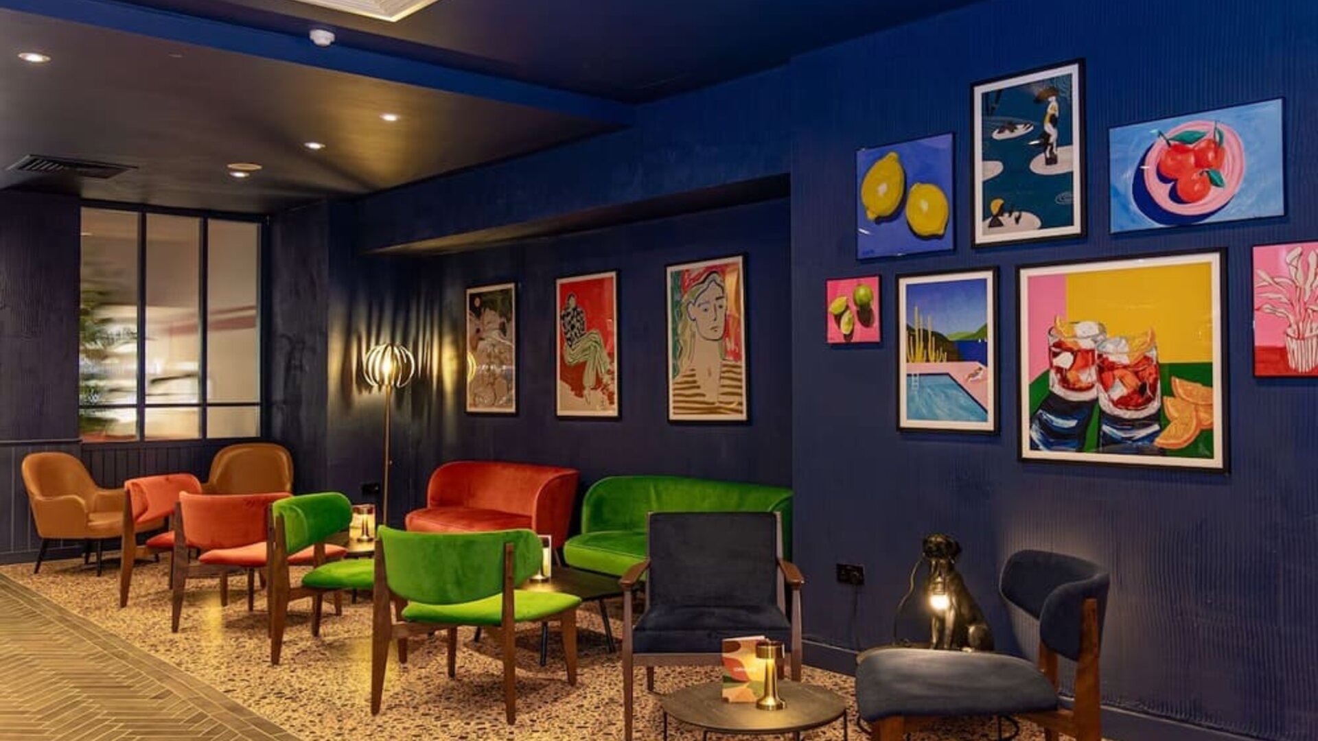 Dining area perfect for coworking at Hilton Cobham.