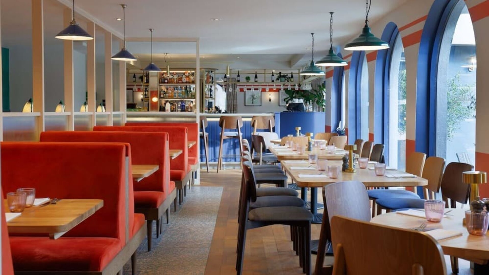 Dining area perfect for coworking at Hilton Cobham.